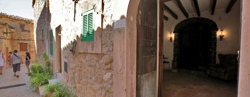 unique villas mallorca charming townhouse to be reformed for sale in Valldemossa entrance
