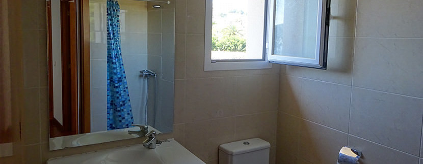 uniquevillasmallorca flat for sale in paseo maritimo bathroom