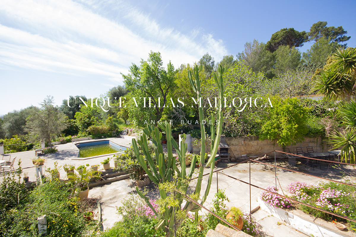 Beautiful House to Renovate with Garden, Swimming Pool and Stunning Mountain Views for sale near Palma-uvm180