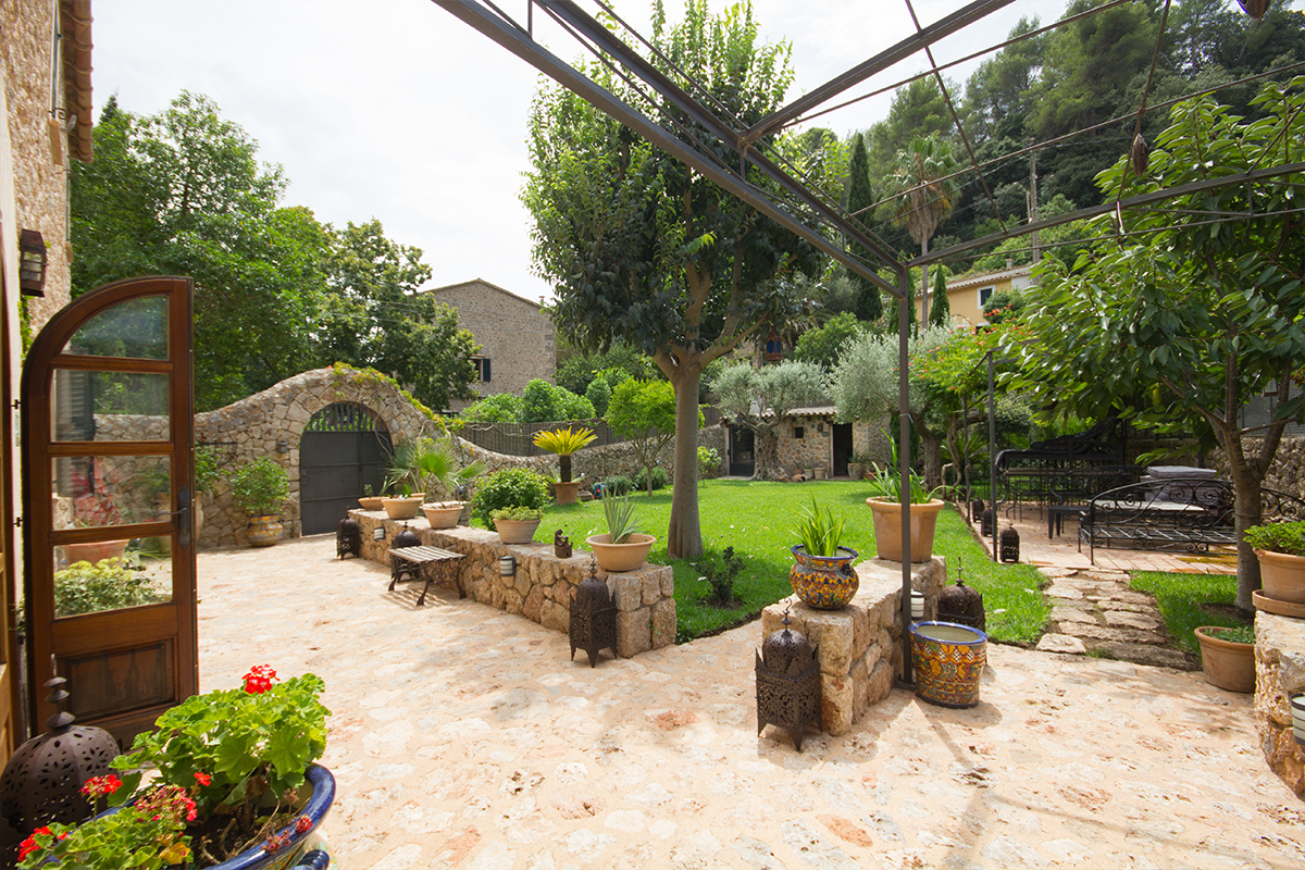 Preciosa casa de piedra con jardín en venta a las afueras de Valldemossa-uvm276